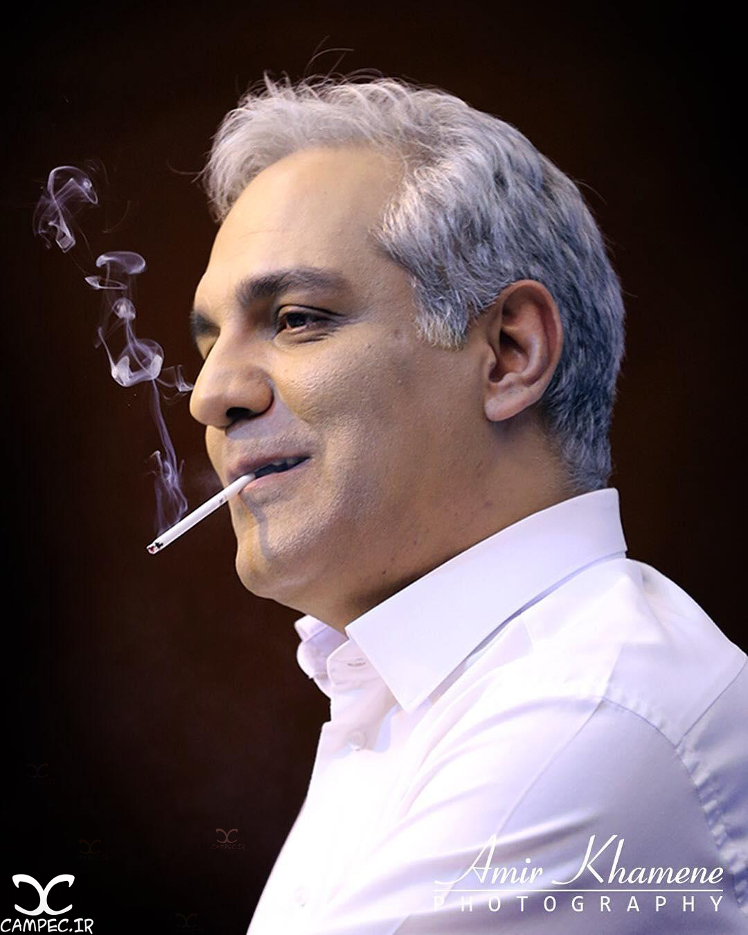 سیگار کشیدن مهران مدیری در نشست فیلم ساعت ۵ عصر