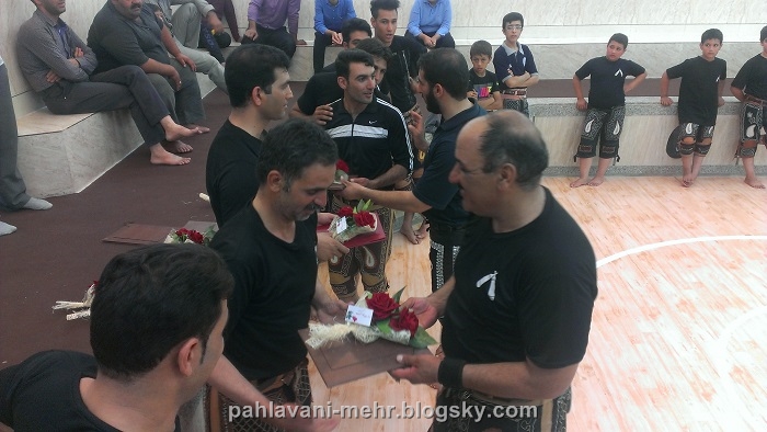 http://s2.picofile.com/file/8265220434/rooze_karmand.jpg
