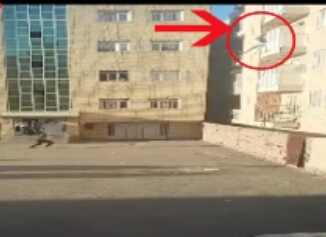 لحظه سقوط مشکوک يک زن از ساختماني در اردبيل 