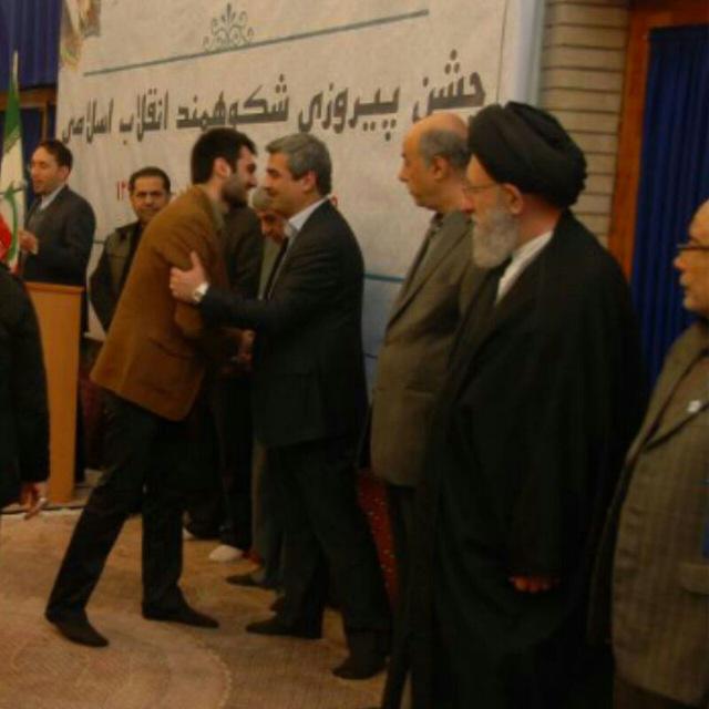 در مراسم تقدیر از پزشکان نمونه، سیدمحسن حسینی نژاد دانشجوی پزشکی موفق به دریافت لوح تقدیر شد