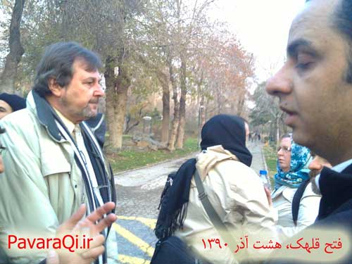 دو زن هم در بین کارمندان بودند